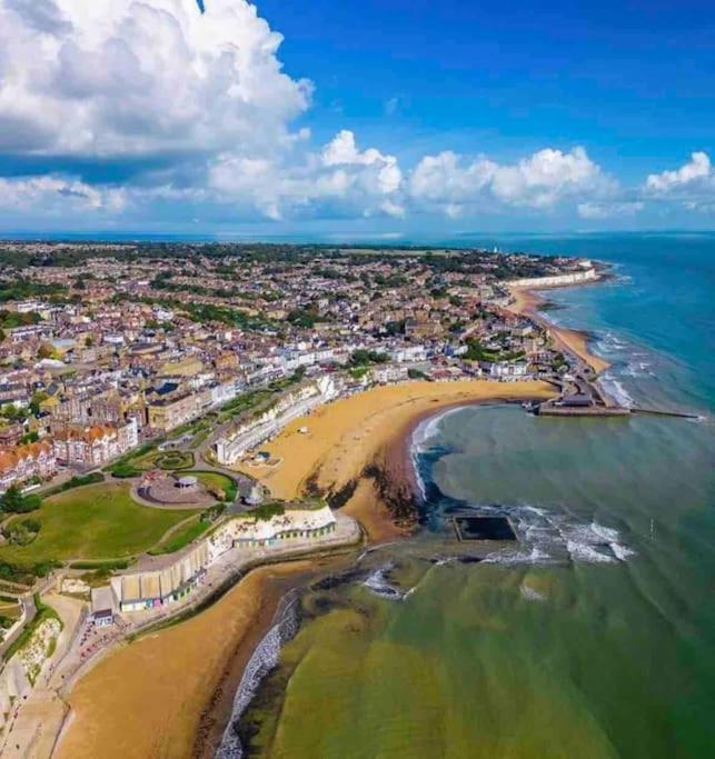 Central, Seaview Apartment, 3 Beds, 2 Baths, Kid & Dog Friendly At The Lookout Broadstairs Zewnętrze zdjęcie