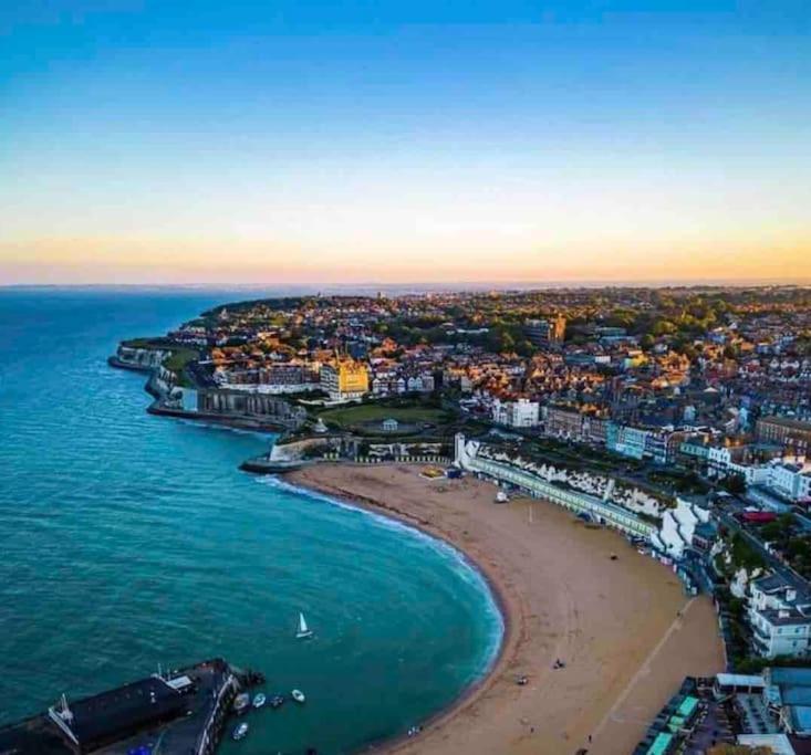 Central, Seaview Apartment, 3 Beds, 2 Baths, Kid & Dog Friendly At The Lookout Broadstairs Zewnętrze zdjęcie
