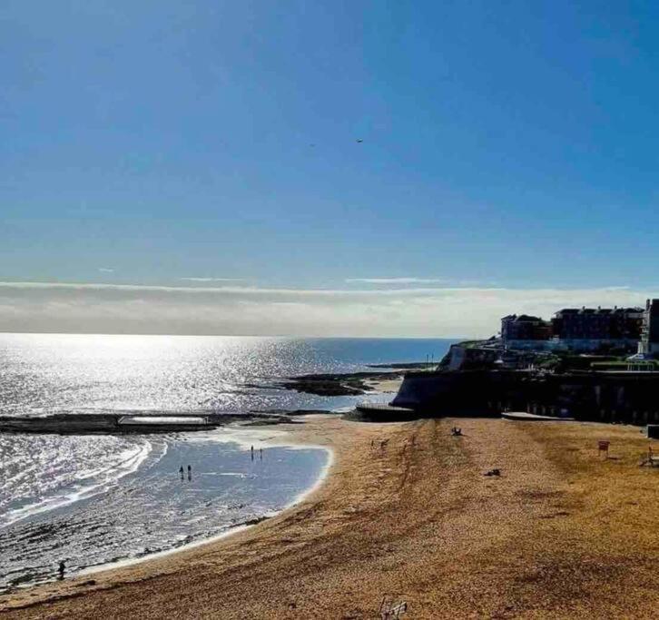 Central, Seaview Apartment, 3 Beds, 2 Baths, Kid & Dog Friendly At The Lookout Broadstairs Zewnętrze zdjęcie